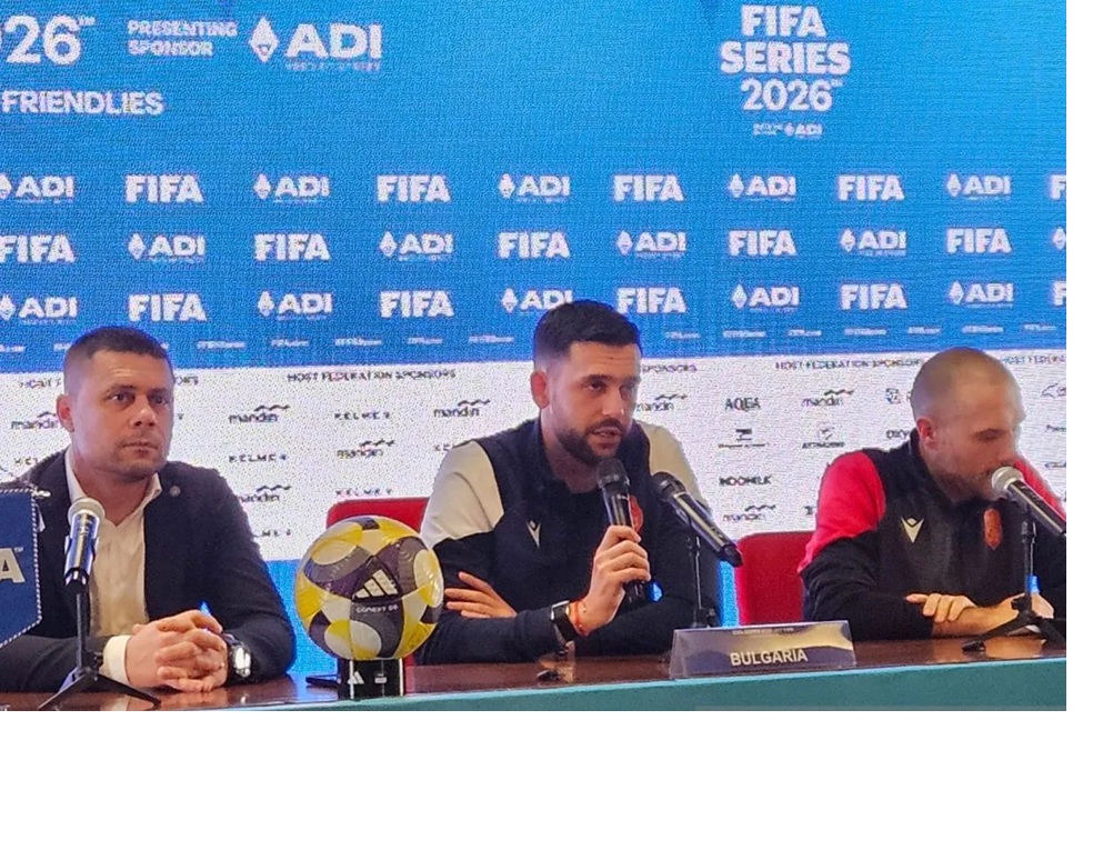 Pelatih timnas Bulgaria Aleksandar Dimitrov (kiri) dan kiper timnas Bulgaria Dimitar Mitov (tengah) 