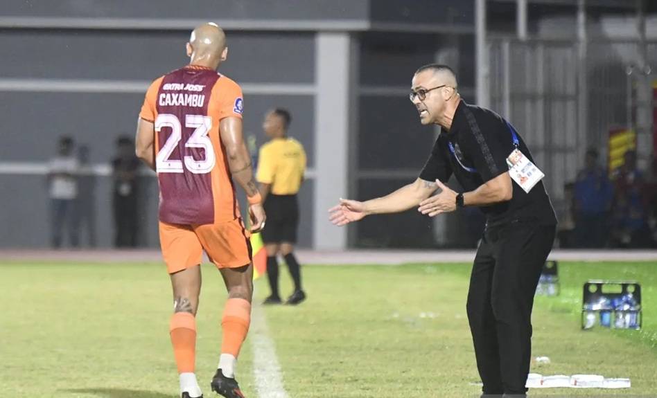 Pelatih Borneo FC Samarinda Fabio Araujo Lefundes (kanan) 