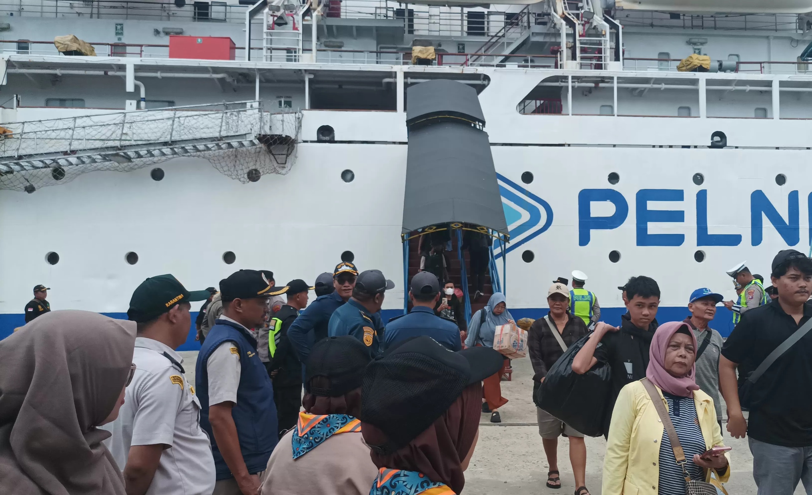 Penumpang KM Lawit dari Semarang saat tiba di Pelabuhan Sampit, Rabu (25/3). (istimewa/Pelni) 