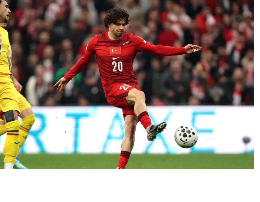 Bek sayap Timnas Turki Ferdi Kadioglu (20) melepaskan tendangan yang berbuah menjadi gol ke gawang Timnas Romania.