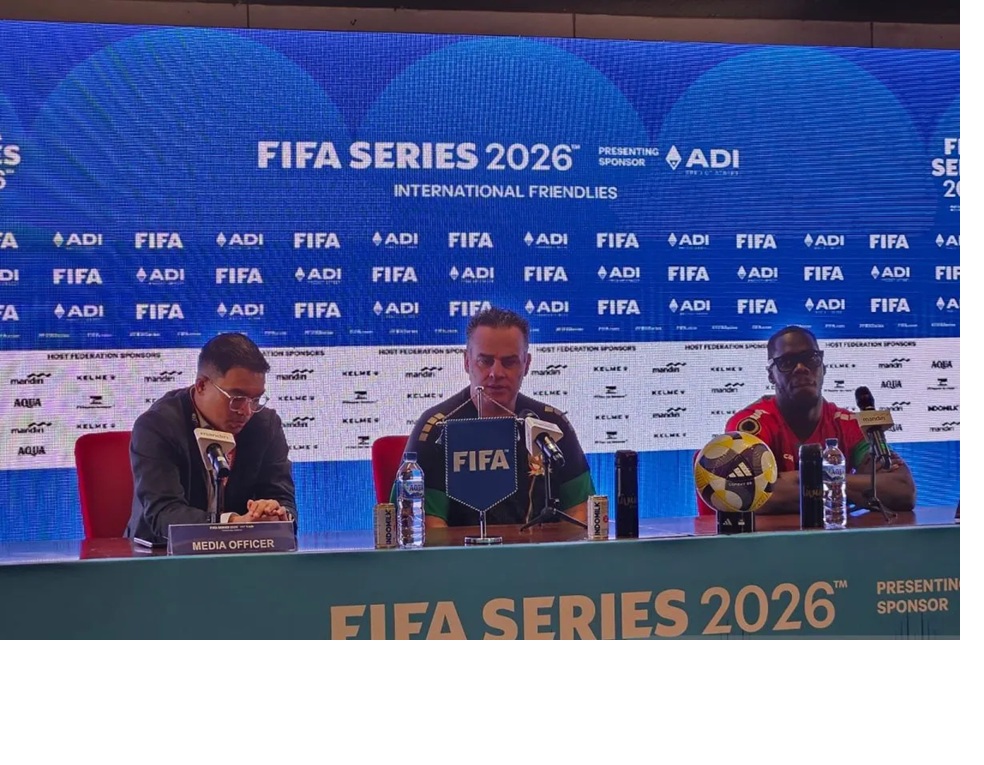 Pelatih timnas St Kitts and Nevis Marcelo Augusto Silva Serrano (tengah) dan pemain St Kitts and Nevis Julani Archibald (kanan)