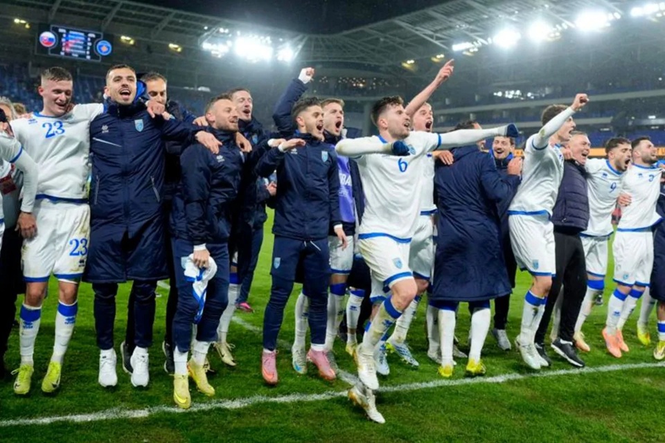 Pemain dan staf Timnas Kosovo merayakan keberhasilan mereka mengalahkan Timnas Slovakia pada pertandingan semifinal jalur C play-off Kualifikasi Piala Dunia 2026 zona Eropa.