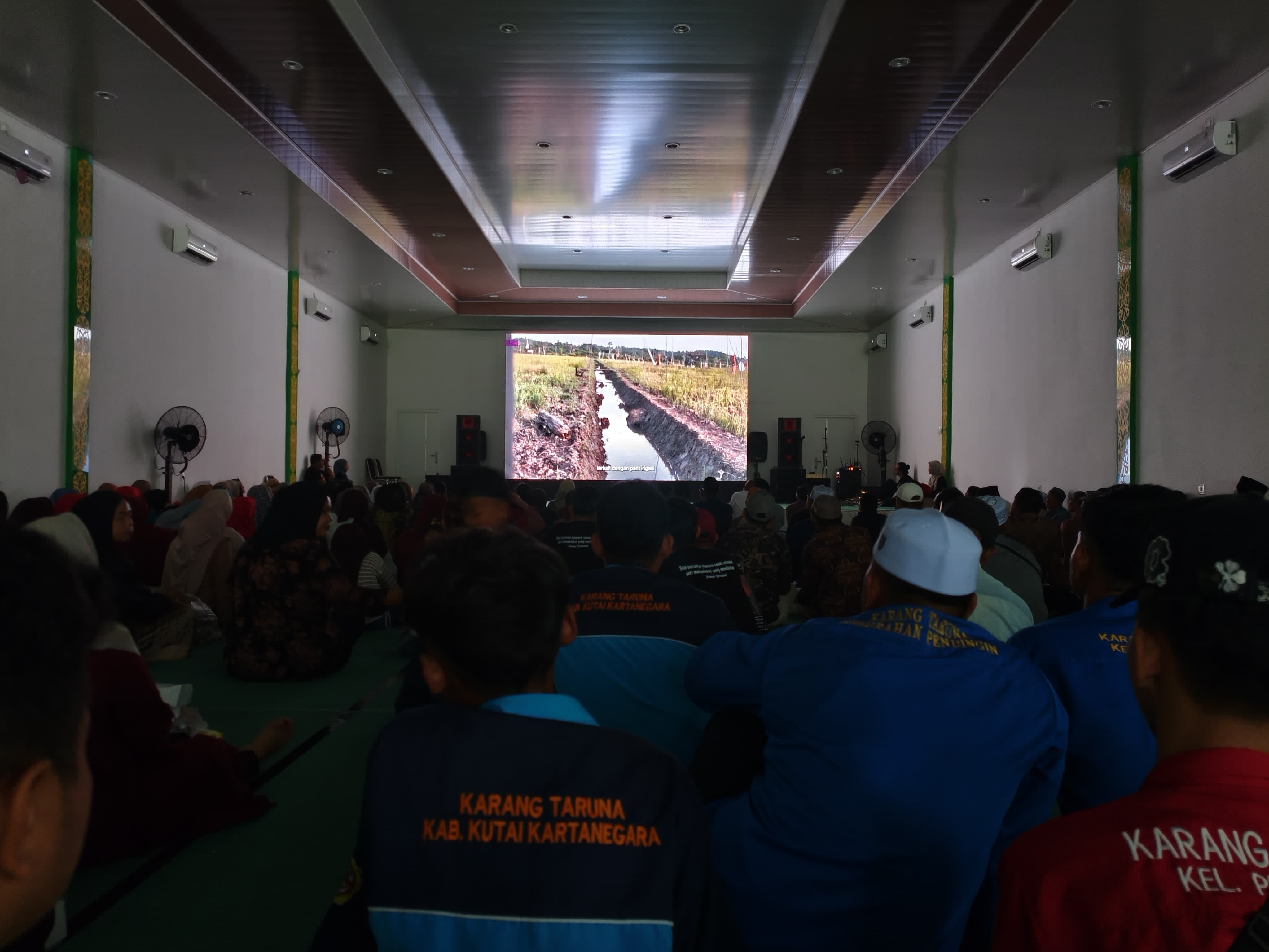 Nobar Rahmat Dermawan dengan warga Sangasanga terhadap film Penyambung Lidah Rakyat (Elmo/Prokal.co)  