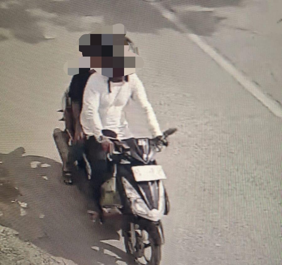 Tngkapan layar CCTV pelaku pencabulan saat menggonceng korbannya