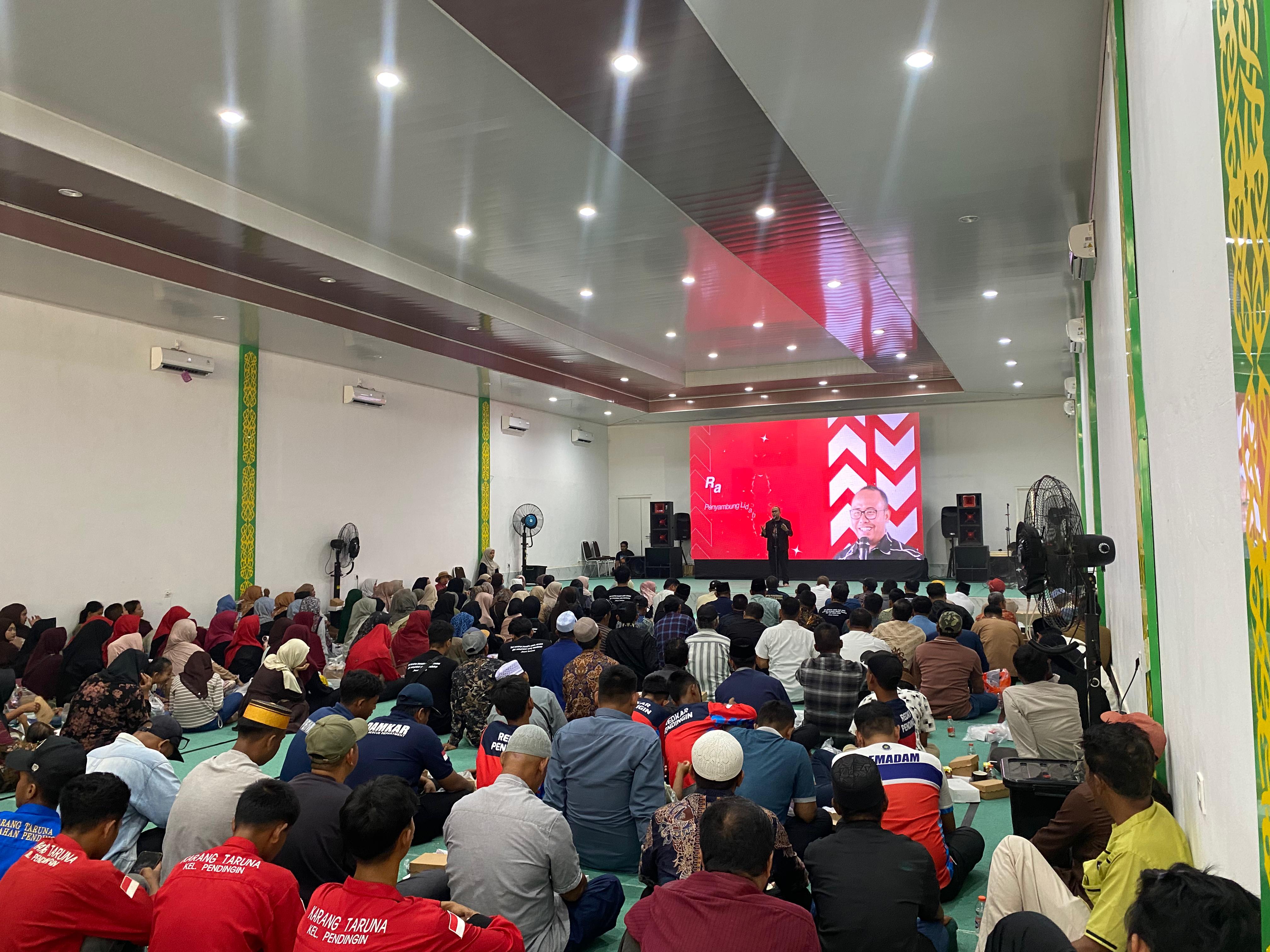 Nobar Rahmat Dermawan dengan warga Sangasanga terhadap film Penyambung Lidah Rakyat (Elmo/Prokal.co)  
