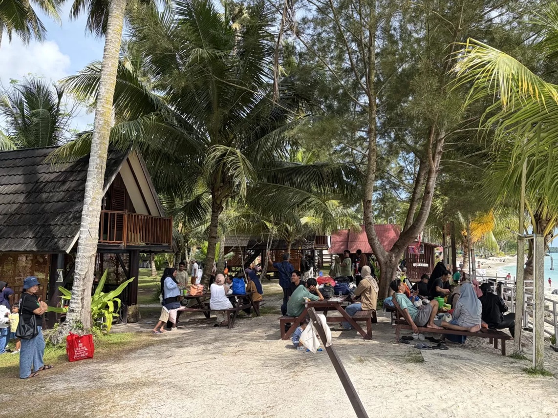 RAMAI KUNJUNGAN: Lonjakan kunjungan wisatawan di salah satu objek wisata di Berau. (IZZA/BP) 