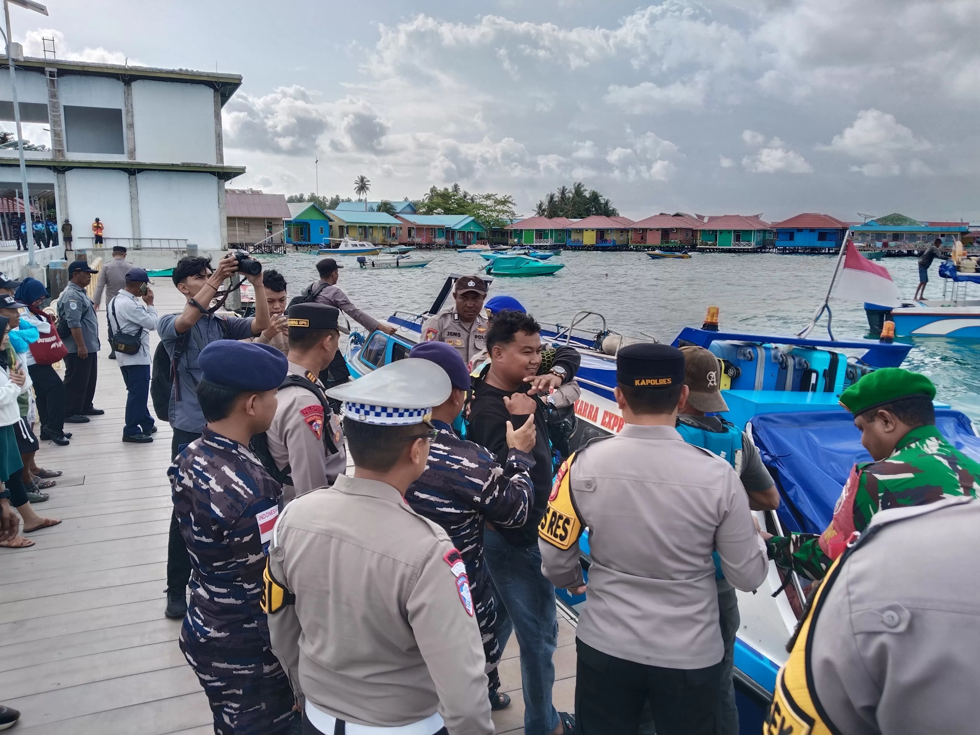 PANTAU: Tim gabungan saat melakukan pengawasan beberapa waktu lalu akubat tingginya kunjungan wisatawan. (ARTA KUSUMA YUNANDA/BP) 