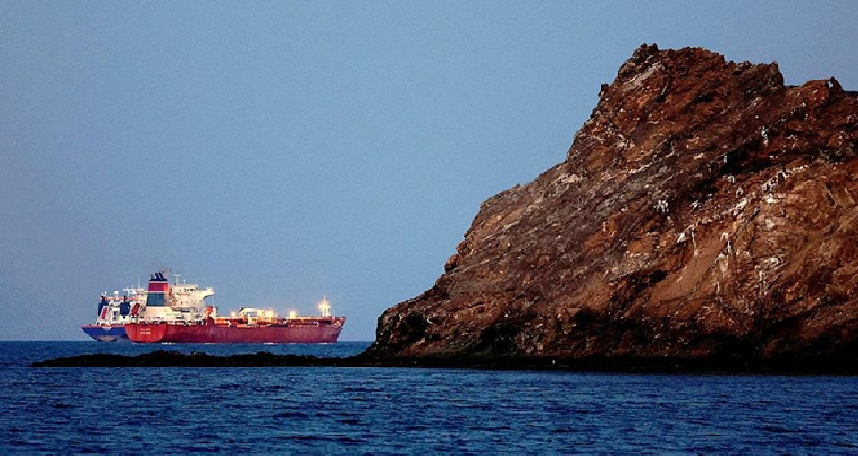 Kapal tanker tampak berlabuh saat lalu lintas di Selat Hormuz ditutup, di tengah konflik AS-Israel dengan Iran, di Muscat, Oman, 10 Maret 2026. &middot; (Reuters)