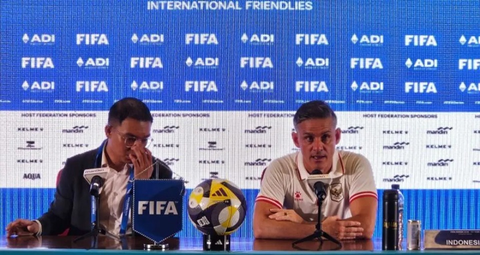 Pelatih timnas Indonesia John Herdman (kanan) menjawab pertanyaan para pewarta pada jumpa pers setelah pertandingan FIFA Series.