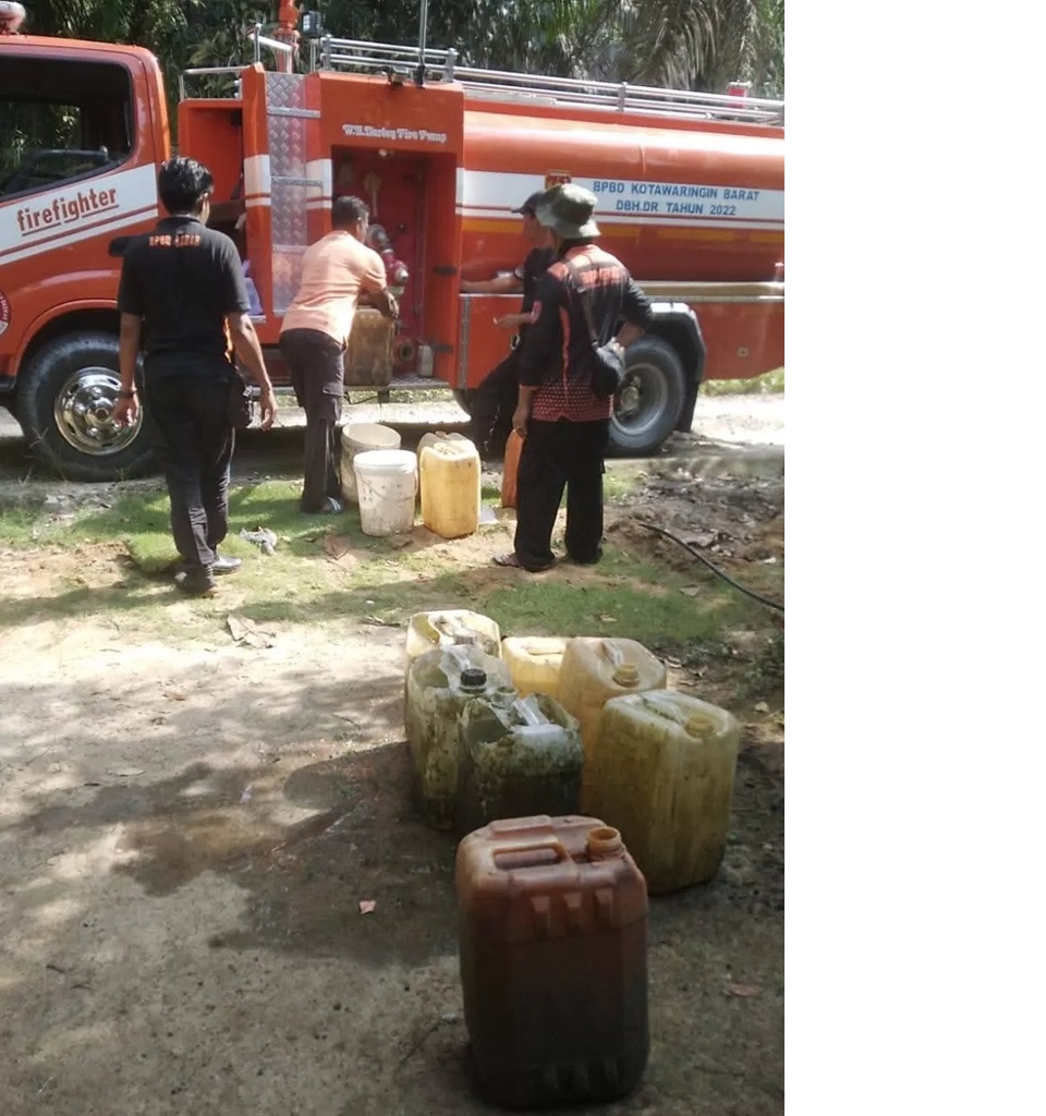 Warga di Desa Natai Baru Kecamatan Arut Selatan, saat mendapat pasokan air bersih. (istimewa/BPBD Kotim) 