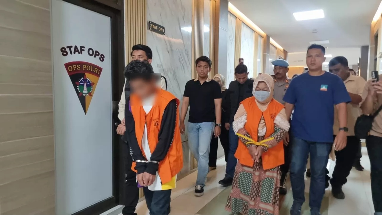 Jakpar alias Wahyu dan Rusmini, dua pelaku pembunuhan disertai mutilasi, saat diamankan di Polresta Samarinda. (kis)