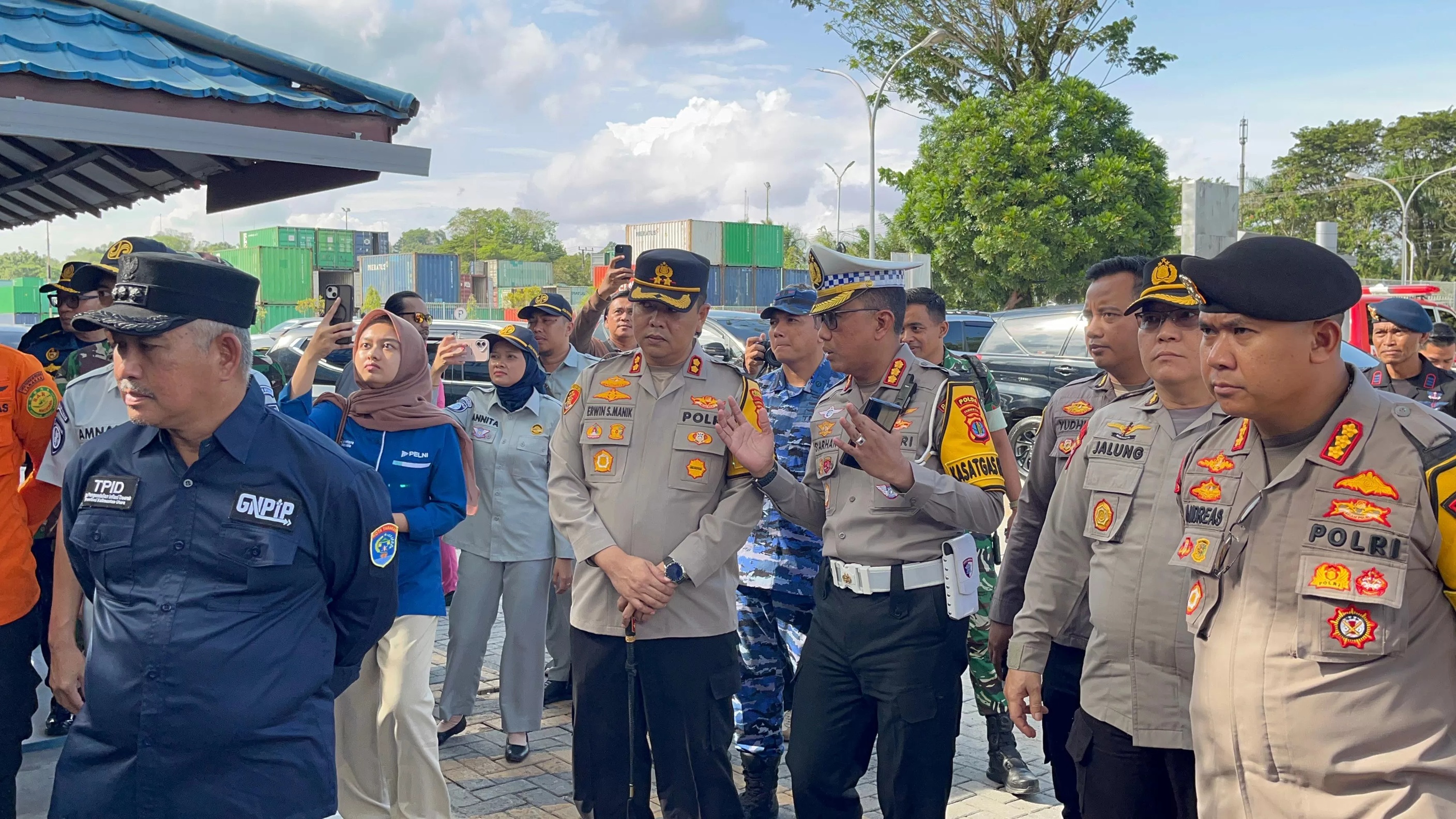 OPERASI KAYAN: Kapolres Tarakan AKBP Erwin Syaputra Manik (pegang tongkat komando) saat meninjau pos pengaman dan pelayanan saat Operasi Ketupat Kayan 2026. (SEPTIAN ASMADI/HRK) 