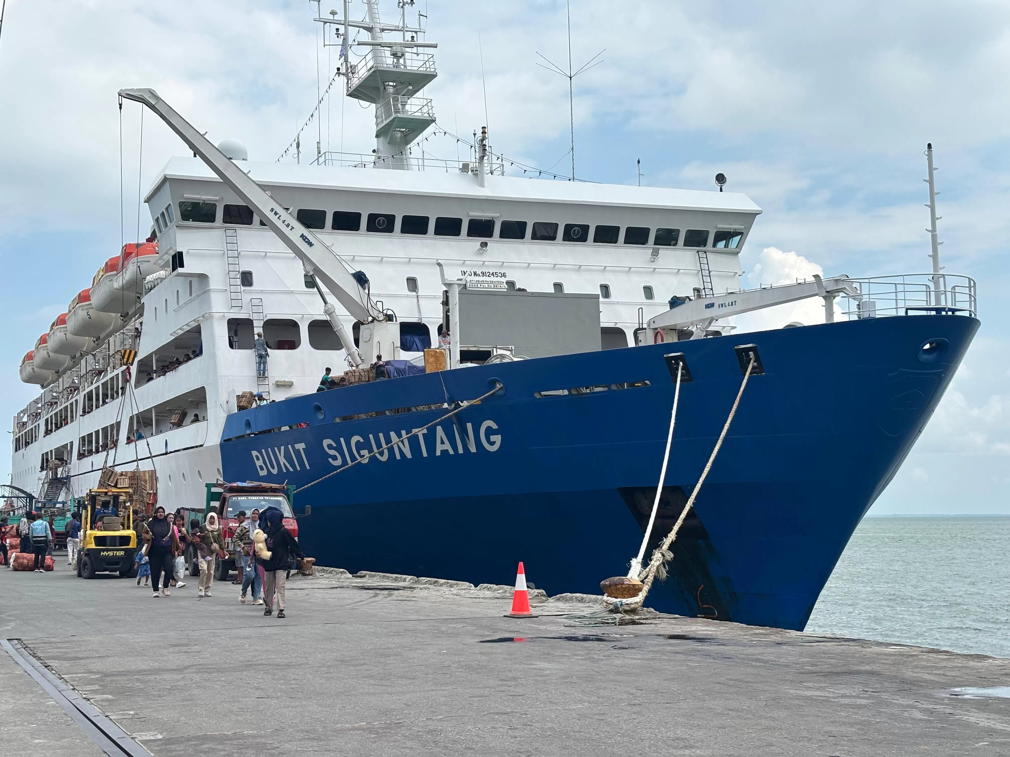 ARUS BALIK: Penumpang saat tiba di Pelabuhan Malundung Tarakan pada momen arus balik. (SEPTIAN ASMADI/HRK) 