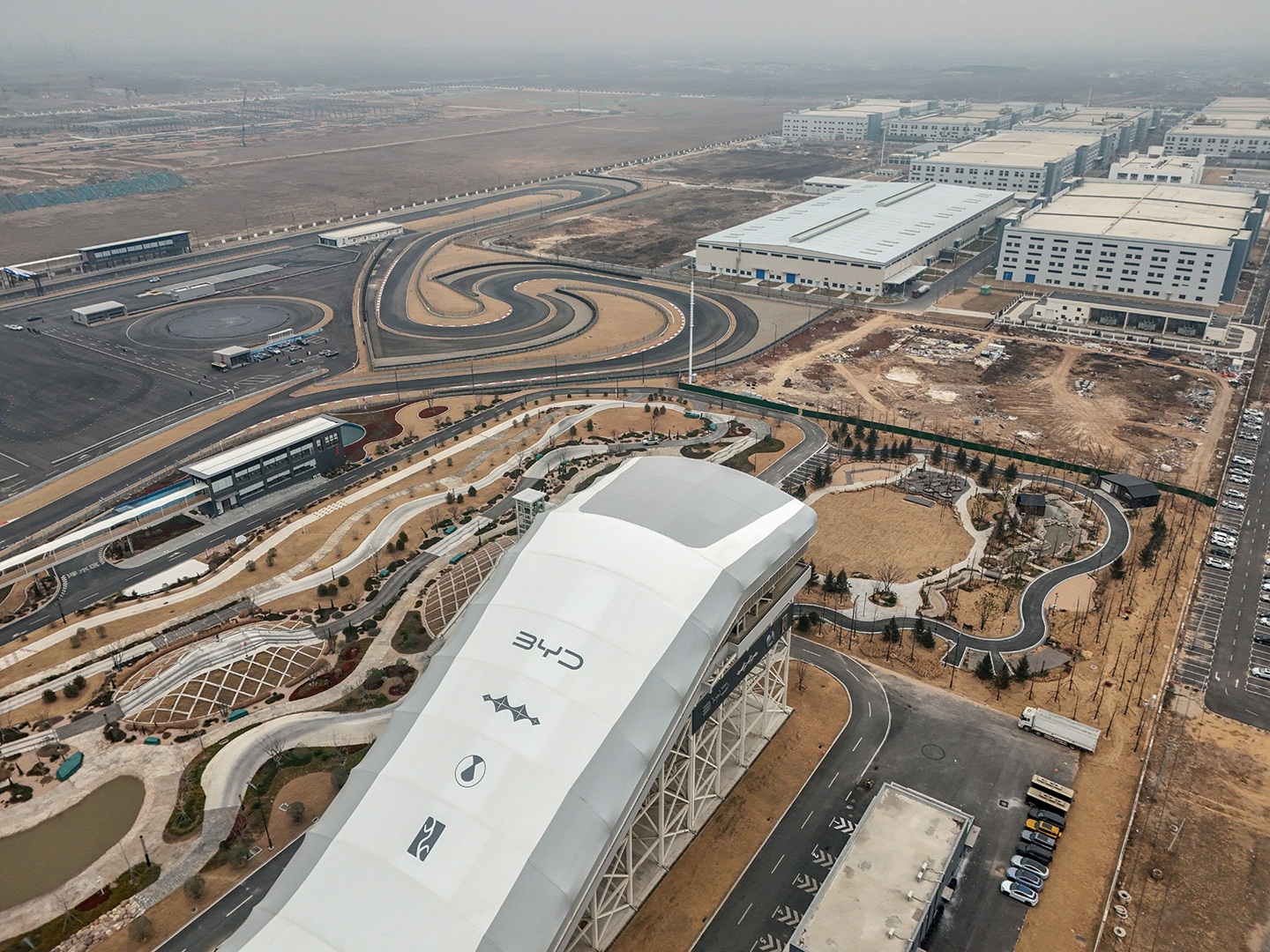 Foto drone sirkuit segala medan (all-terrain circuit) di kota Zhengzhou, Tiongkok, Rabu (14/1/2026). (Hendra Eka/JawaPos.com)  