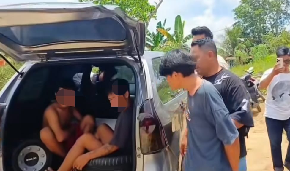 Para tersangka dibekuk.