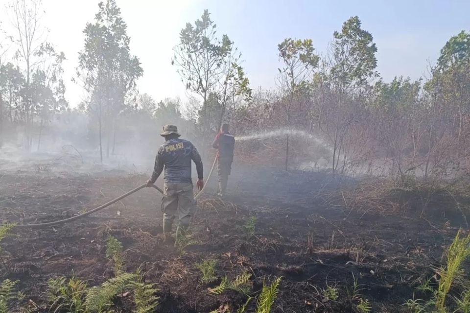 Polres Kubu Raya bersama TNI, BNPB, Manggala Agni, serta instansi terkait langsung turun ke lapangan melakukan pemadaman api di lahan gambut pada Rabu (25/3). (ISTIMEWA) 