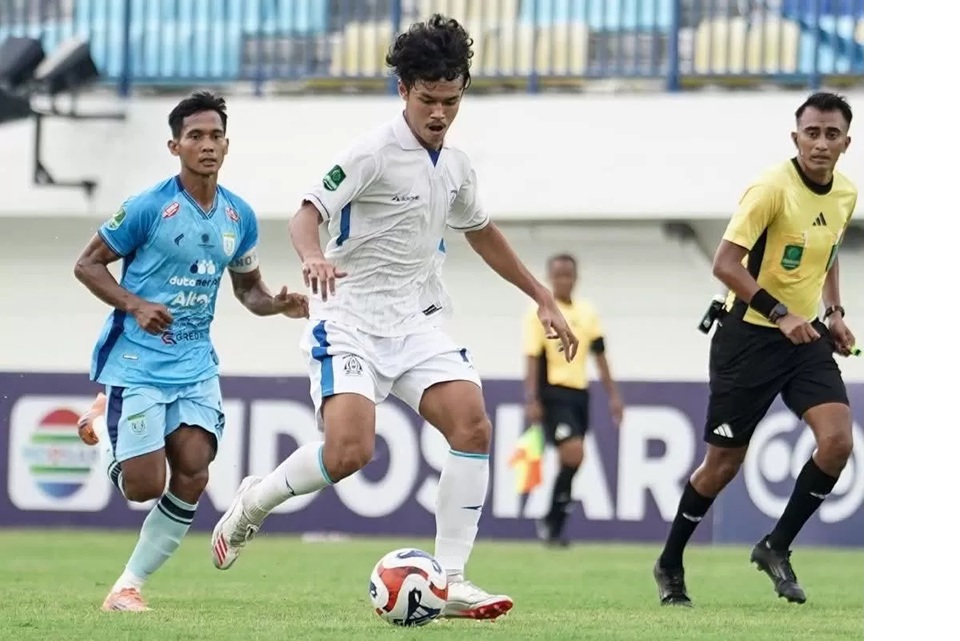 Isfandyar tak berdaya saat berhadapan dengan pemain Persela Lamongan.  