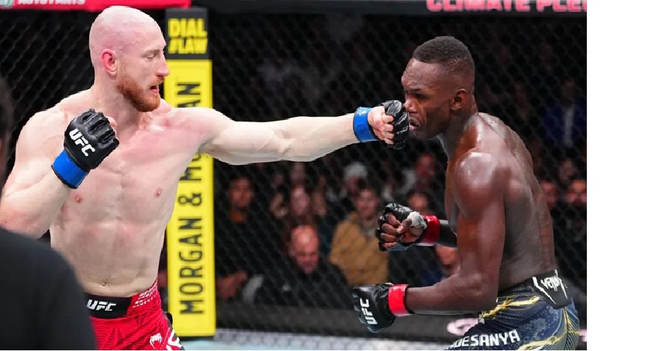 Pukulan kiri Joe Pyfer telak mendarat di wajah Israel Adesanya.