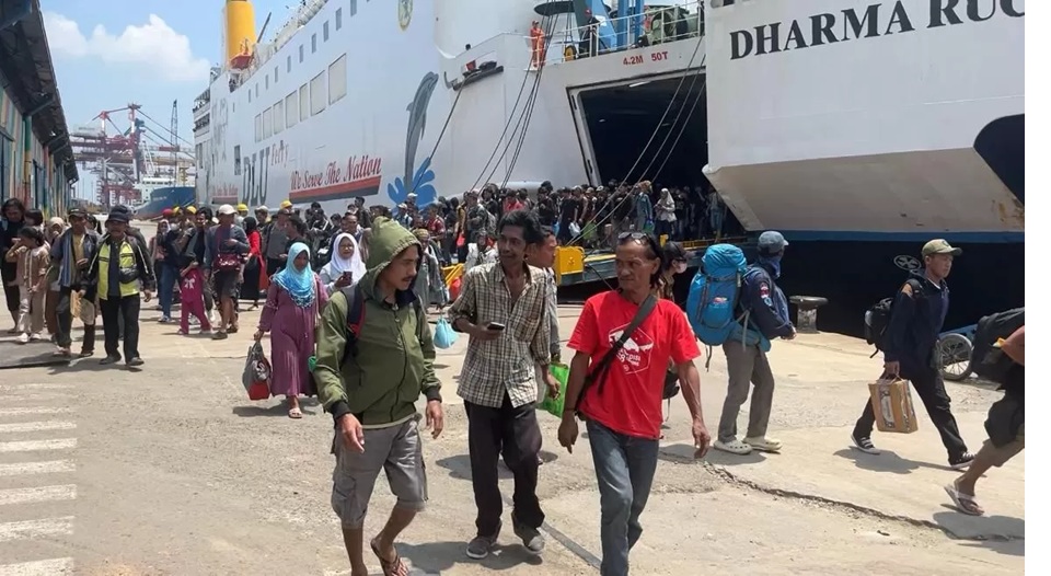 Penumpang KM Dharma Rucitra I turun pada hari ketiga arus balik mudik Lebaran Idulfitri 1447 Hijriah di Pelabuhan Trisakti Banjarmasin, Jumat (27/3). (Foto: Zulvan Rahmatan/Radar Banjarmasin)