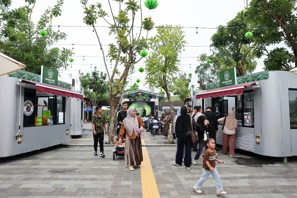 Pengunjung memadati kawasan kuliner UMKM di Ibu Kota Nusantara saat libur Lebaran 1447 H. Lonjakan wisatawan yang datang untuk melihat progres pembangunan IKN turut mendongkrak omzet para pelaku usaha