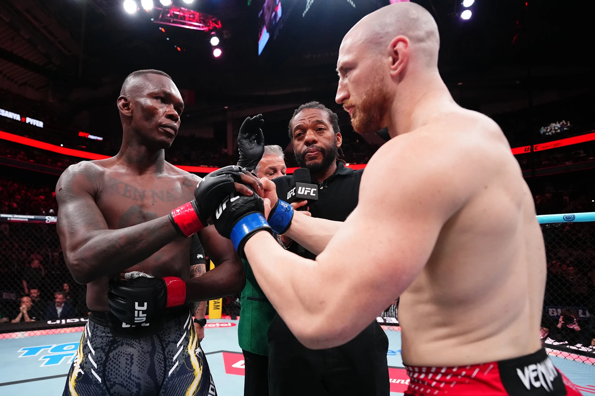 Israel Adesanya (kiri) kalah dari Joe Pyfer (kanan).