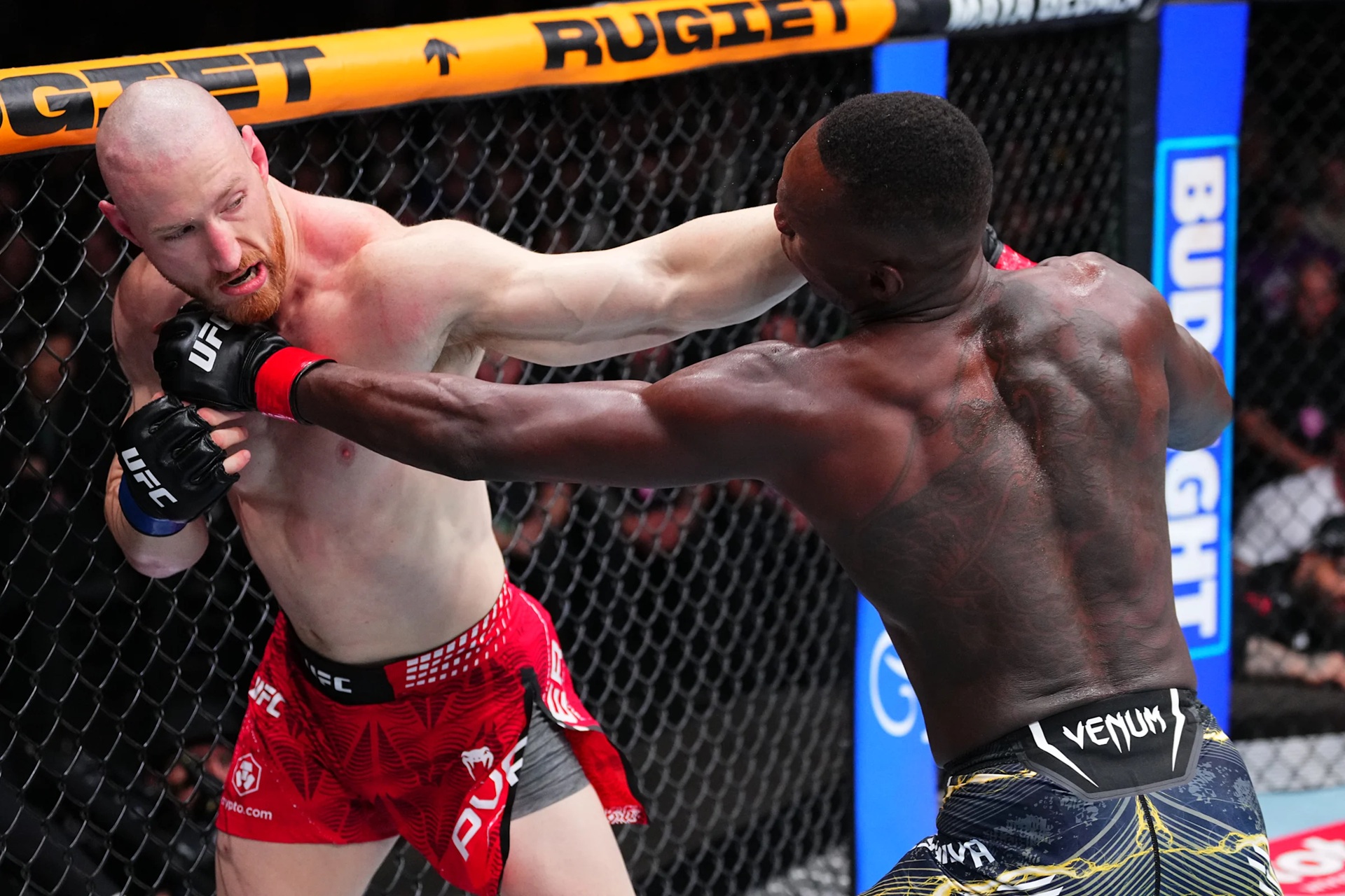 Joe Pyfer (kiri) menghantam wajah Israel Adesanya.