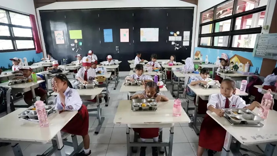EFISIENSI: Siswa menyantap MBG. Pemerintah menyatakan efisiensi terhadap Program MBG yang berpotensi menghemat anggaran hingga Rp40 Triliun. (Jawa Pos) 