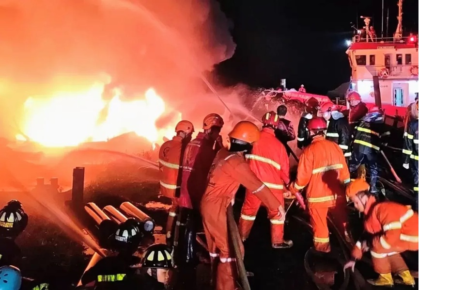 Kebakaran dahsyat di Dermaga NDS, Tanah Mas, yang membakar tongkang dan kapal, Sabtu malam (28/3/2026). (Oes/Radar Sampit) 