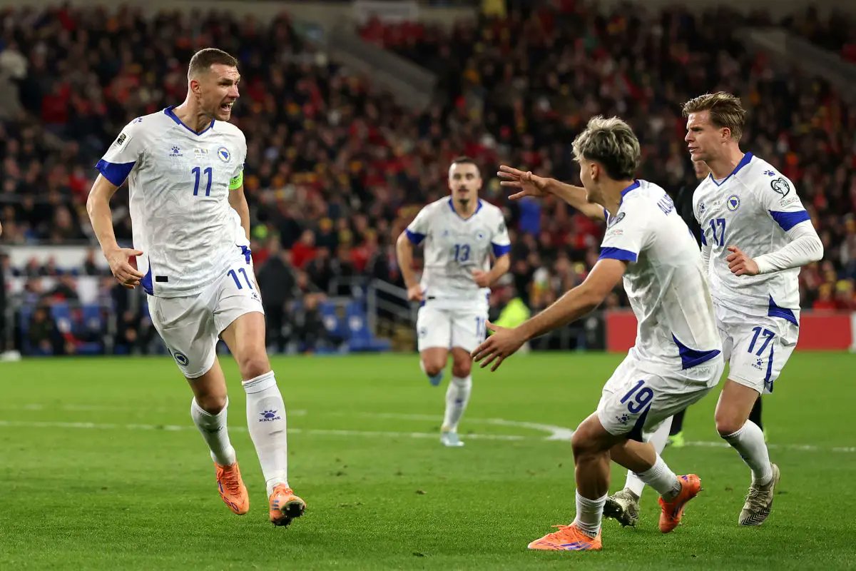 Edin Dzeko (kiri) dkk menjami Italia untuk memperebutkan satu tempat di Piala Dunia 2026.