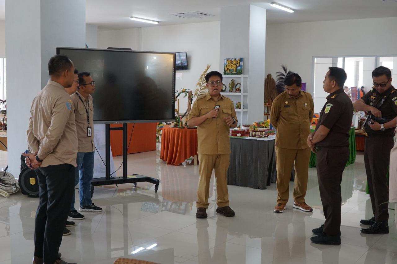 Wakil Bupati Kukar Rendi Solihin saat melakukan sidak di Tangga Arung Square (Istimewa)