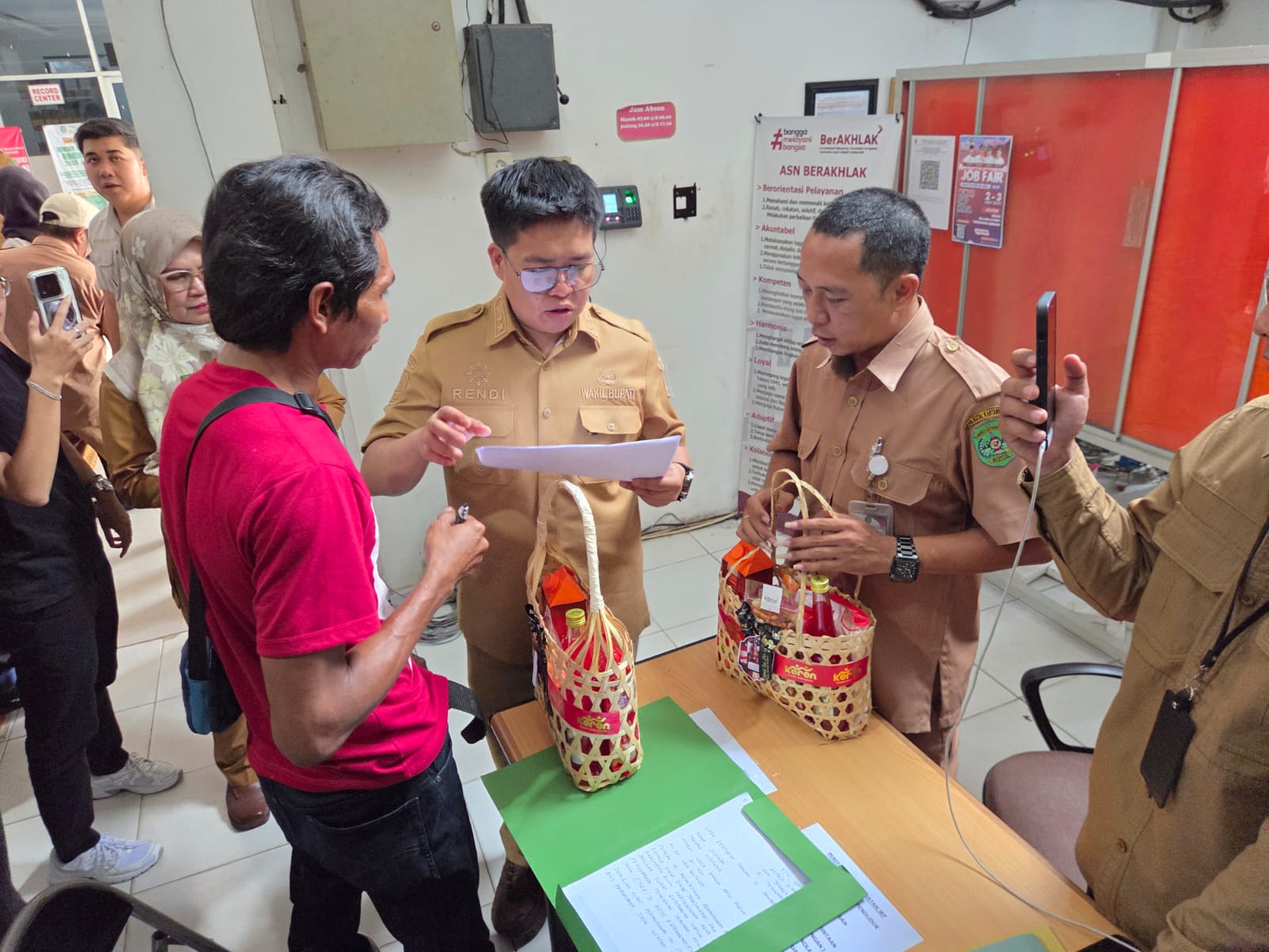 Wakil Bupati Kukar Rendi Solihin sidak di Kantor Distransnaker Kukar (Elmo/Prokal.co)