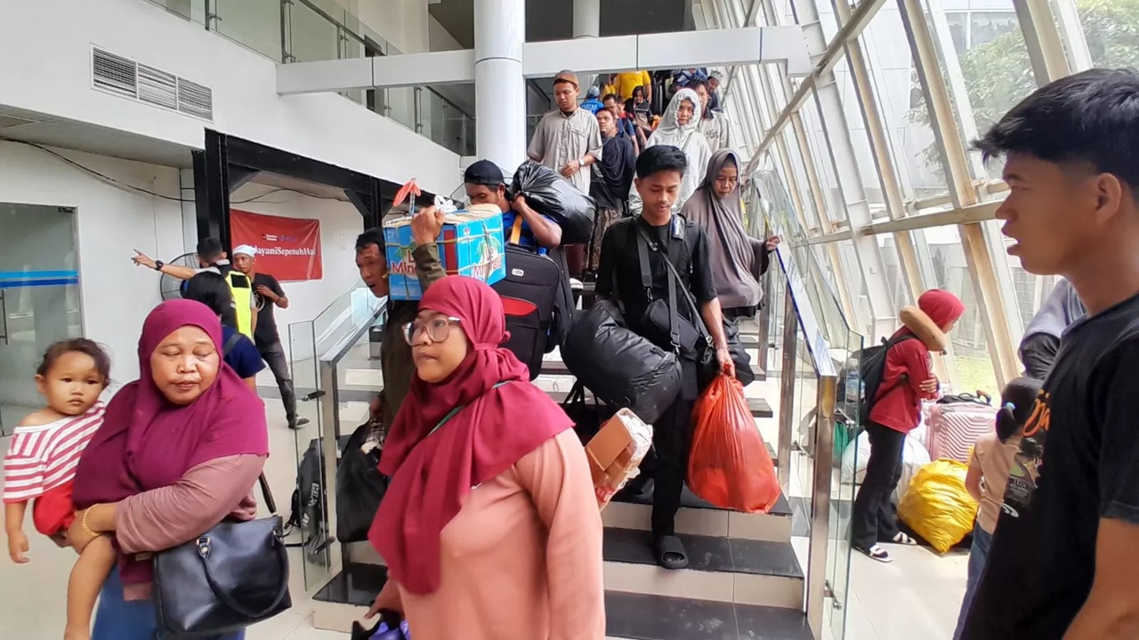Penumpang kapal Pelni turun di Pelabuhan Semayang Balikpapan saat puncak arus balik Lebaran 2026, didominasi pemudik dari Sulawesi dan Jawa.