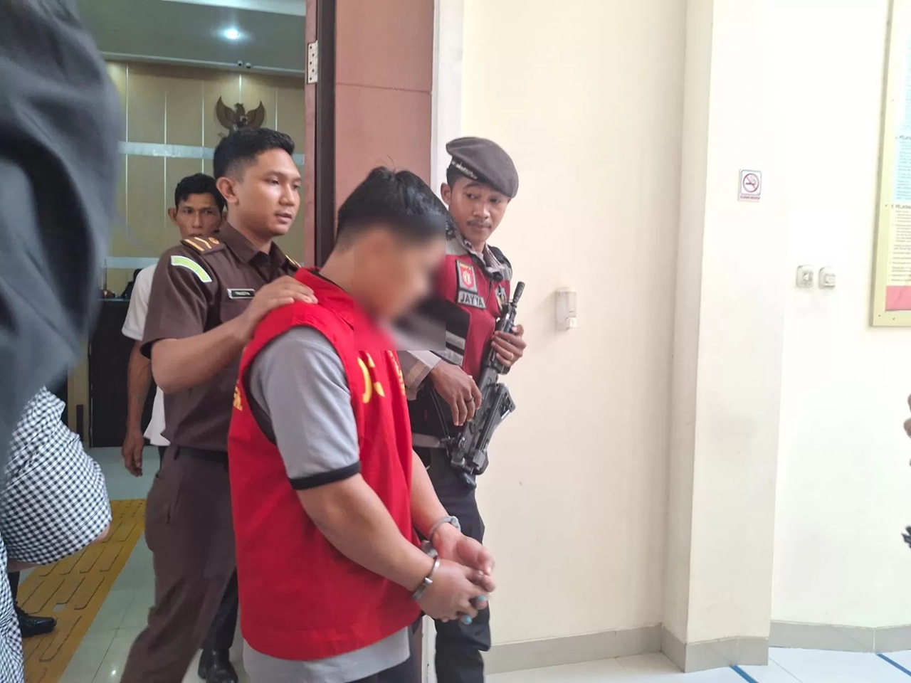 Julius saat keluar dari ruang sidang setelah pembacaan vonis atas dirinya.