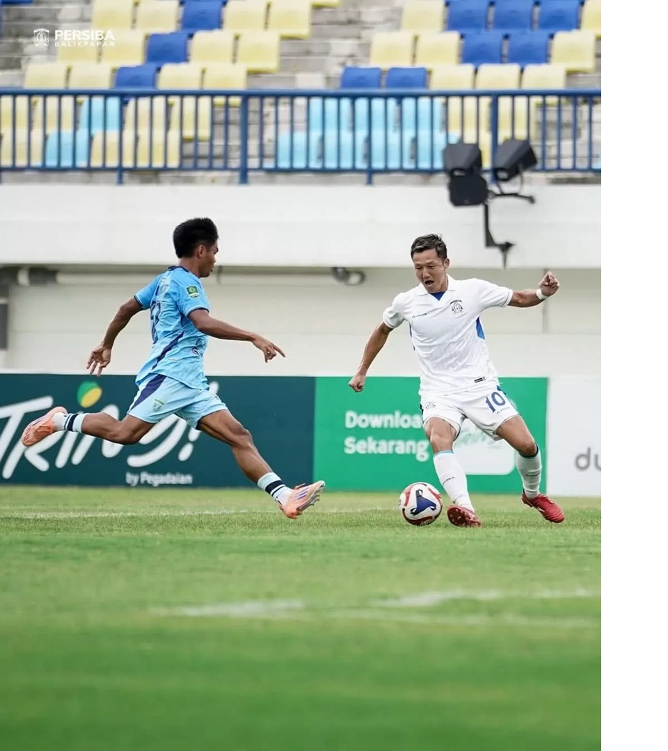 Pemain Persiba Balikpapan berusaha melewati hadangan lawan dalam laga melawan Persela Lamongan. Kekalahan pada pertandingan ini disebut pelatih Leonard Tupamahu sebagai dampak dari masalah non-teknis 