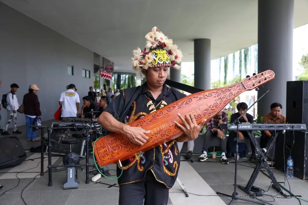 Hambali memainkan sape yang merupakan alat music tradisional Kaltim  