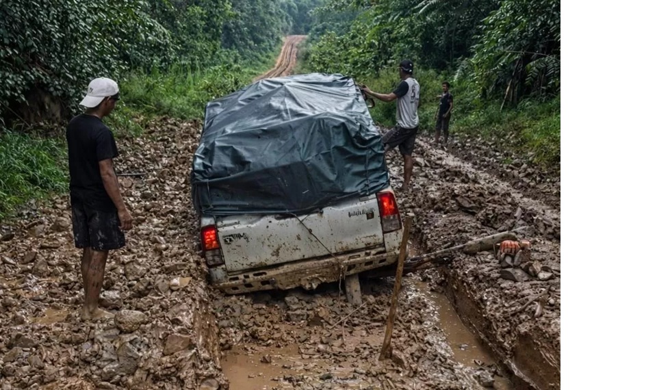 RUSAK : Kondisi jalan penghubung antar kecamatan di Krayan Selatan rusak parah hingga sulit dilalui. 