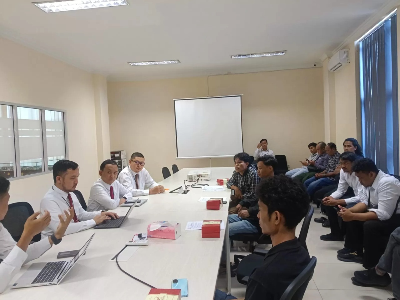 Sejumlah masyarakat mempertanyakan kepada Otoritas Jasa Keuangan terkait mekanisme pergantian Direktur Utama Bankaltimtara.