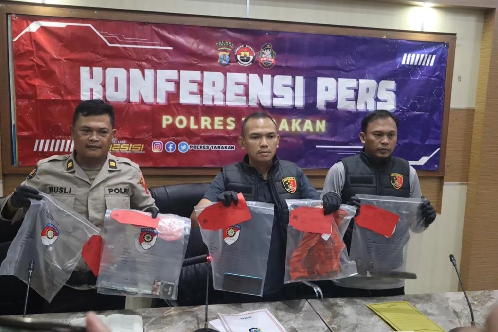 BARANG BUKTI : Kasat Reskrim Polres Tarakan AKP Reginald Yuniaean Sujono (ditengah) memperlihatkan barang bukti yang berhasil diamankan. (ELIAZAR/RADAR TARAKAN) 