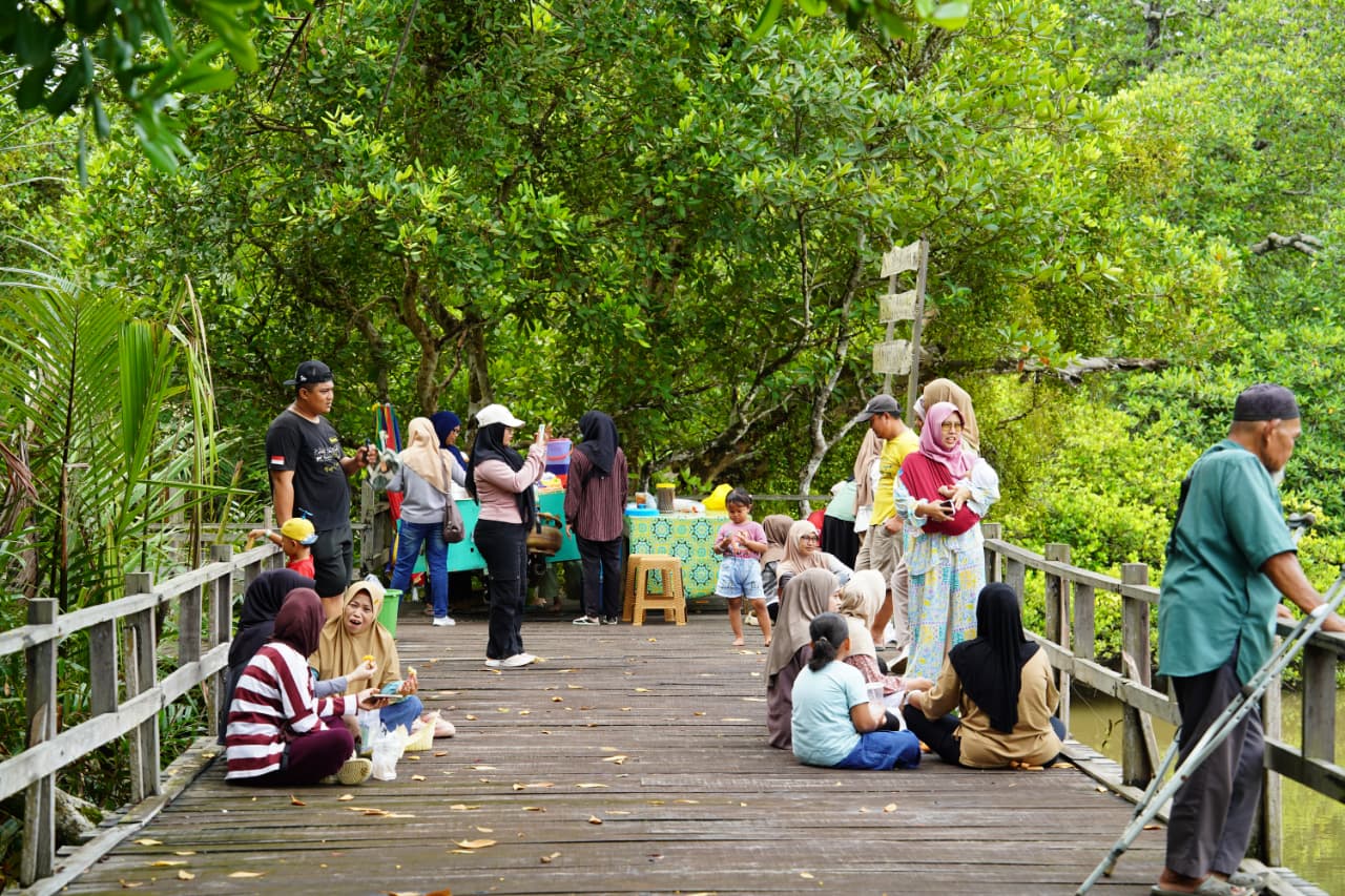 JADI TUJUAN: Destinasi wisata mangrove di Desa Klempang Sari, Kecamatan Kuaro, Kabupaten Paser, menambah daya tarik dengan kehadiran pasar tradisional.