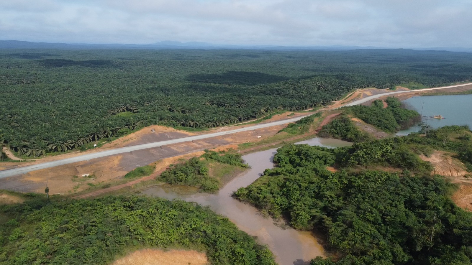 Lokasi tambang berdampingan dengan perkebunan sawit, di Hengalon, Kutai Timur.
