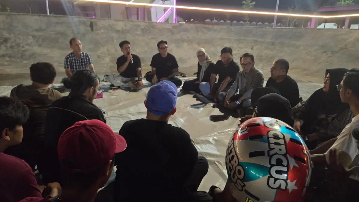 Anggota DPRD Kukar Dapil Tenggarong, Akbar Haka mendampingi Wabup Kukar Rendi Solihin menemui komunitas olahraga ekstrem Tenggarong (Elmo/Prokal.co)