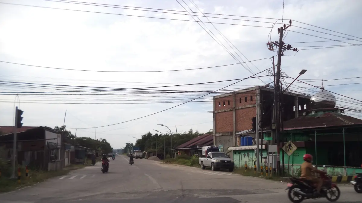 AKSES: Jalan menuju Jembatan Sungai Riko di samping Masjid Al-Ula, Kelurahan Nenang, Kilometer 4, Penajam, Kabupaten PPU.  AHMAD MAKI/KALTIM POST
