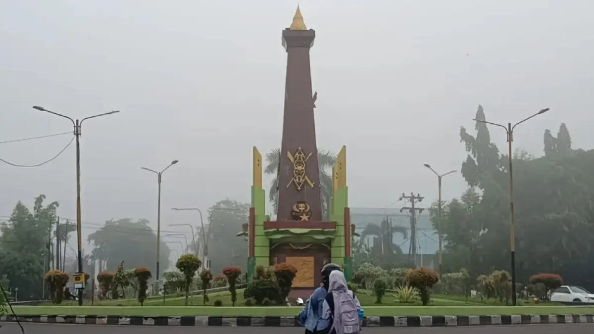Kabut asap menyelimuti Kota Sampit.