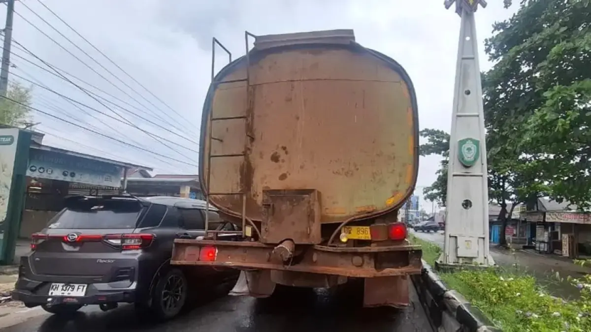 Kendaraan bertonase besar dengan muatan berat kerap terlihat melintas di ruas jalan yang sejatinya tidak diperuntukkan bagi angkutan berat. (Rado/Radar Sampit)

