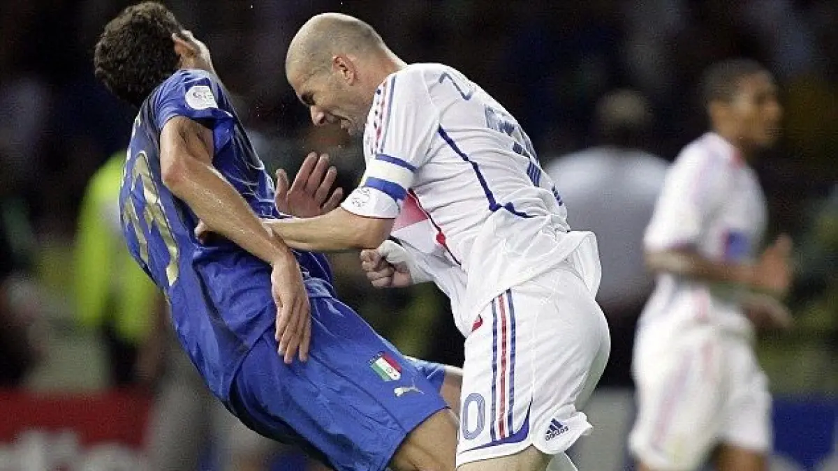 Momen ikonik saat Zinedine Zidane menanduk dada Marco Materazzi.
