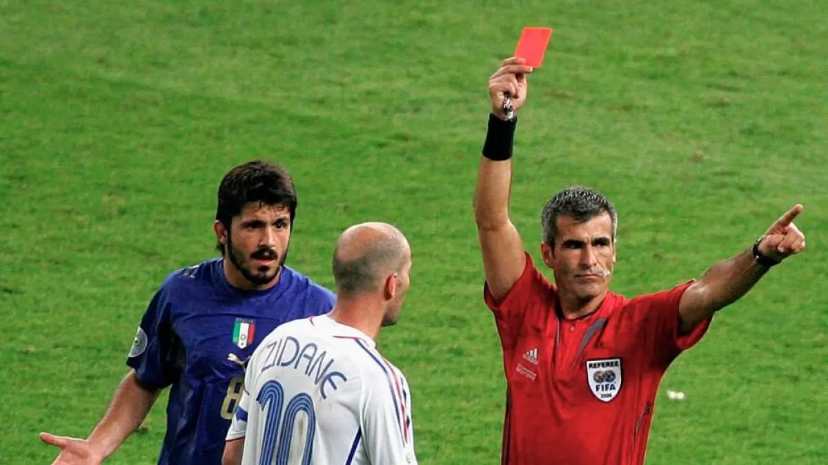 Momen Zidane diusir usai menanduk Materazzi. Nampak Genaro Gattuso yang kini gagal membawa Italia ke putaran final Piala Dunia.