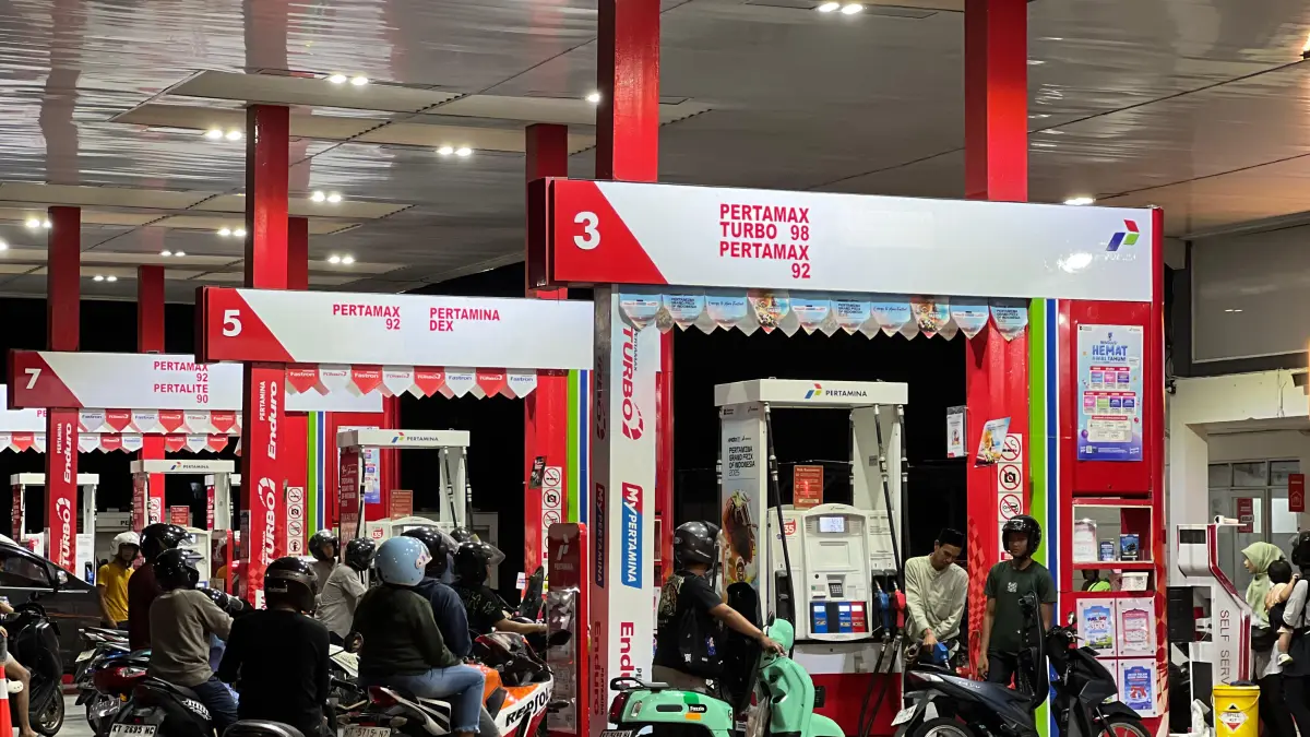 Warga beli BBM di SPBU.