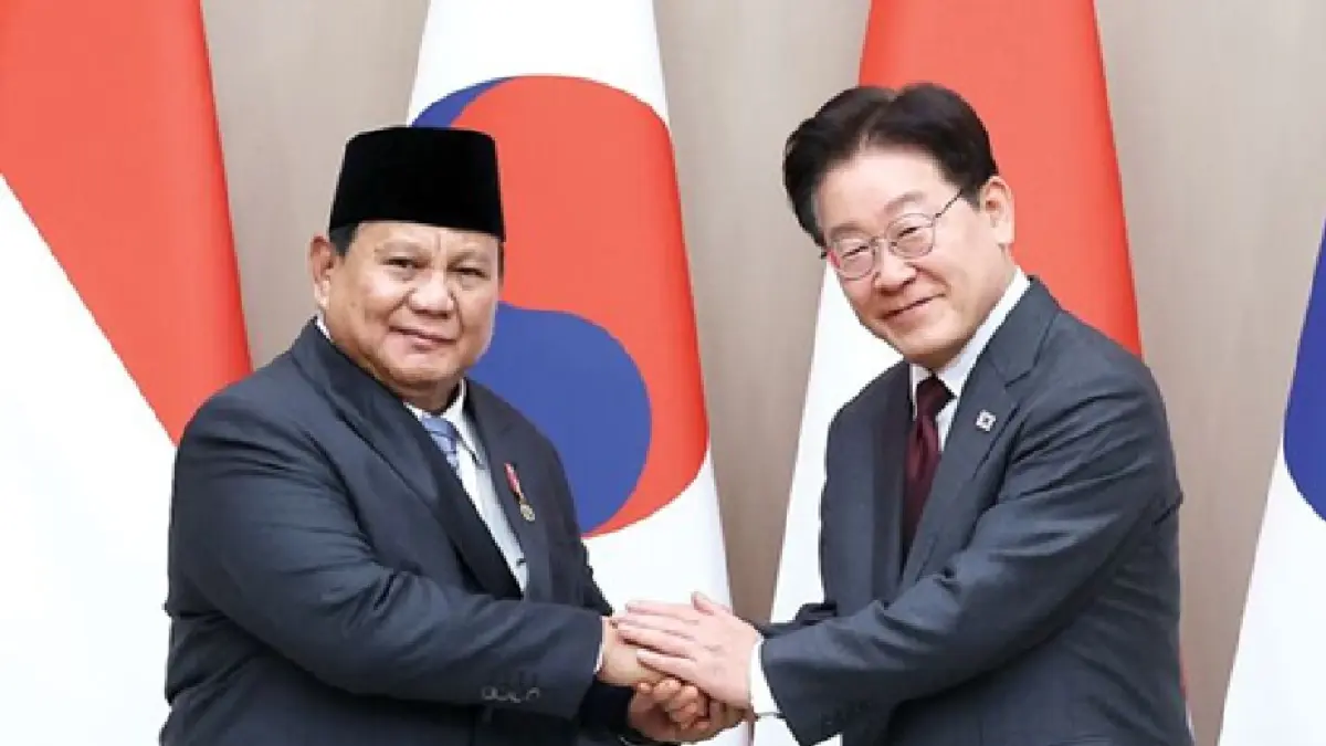 Presiden Lee Jae-myung dan Presiden Indonesia, Prabowo Subianto, berfoto bersama sebelum memulai pertemuan puncak (summit) yang diperluas di Gedung Utama Blue House pada Rabu (1/1). Dalam pertemuan tersebut, kedua negara sepakat untuk meningkatkan status hubungan mereka menjadi ‘Kemitraan Strategis Komprehensif Khusus’.