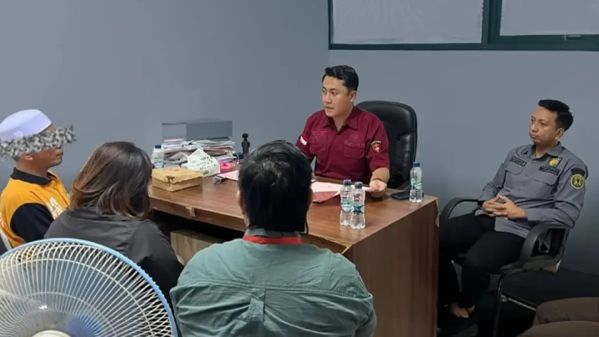Dua terksangka kasus dugaan  tindak pidana korupsi penyimpangan layanan pemberian fasilitas kredit fiktif pada salah satu perbankan di Tanjung Redeb saat menjalani pemeriksaan. (SENO/BP)