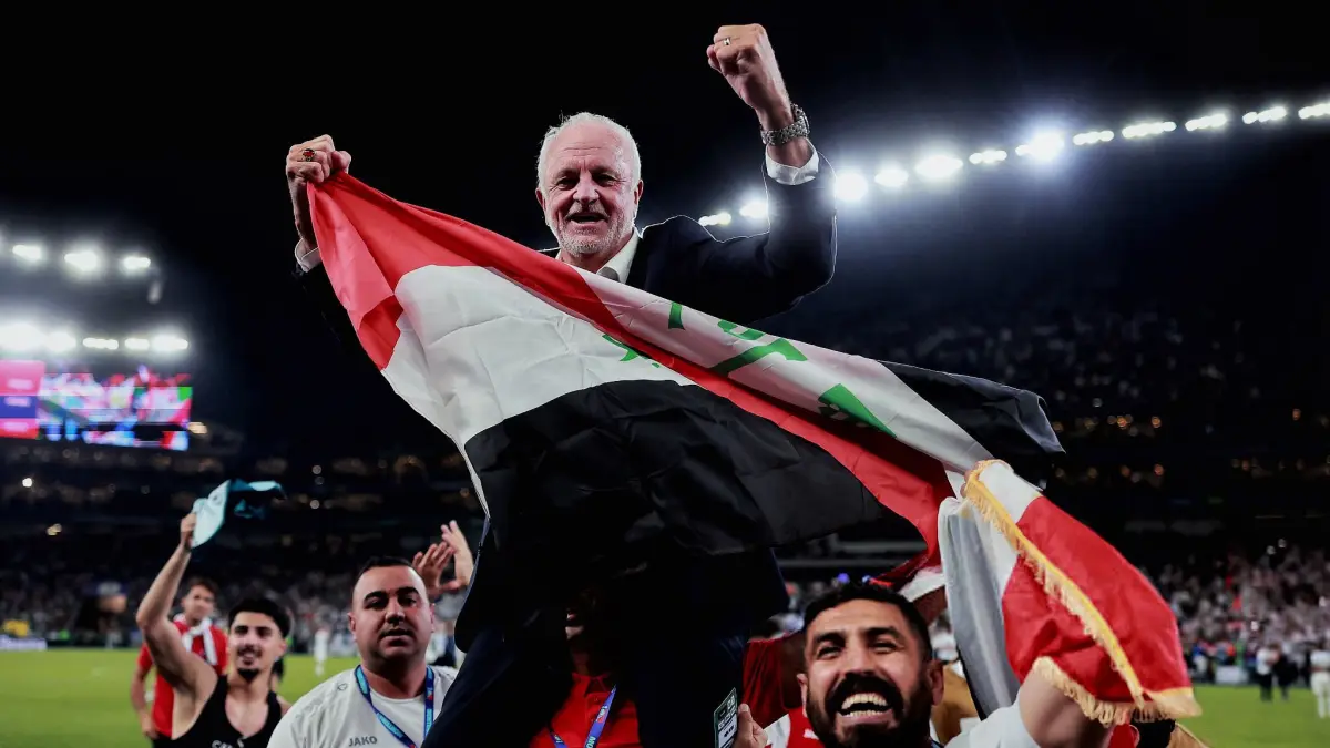 Graham Arnold dan pemain Irak.